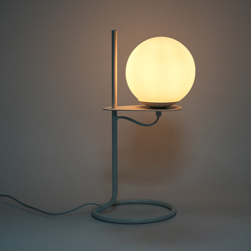 Simple speculum pila mensam lucerna