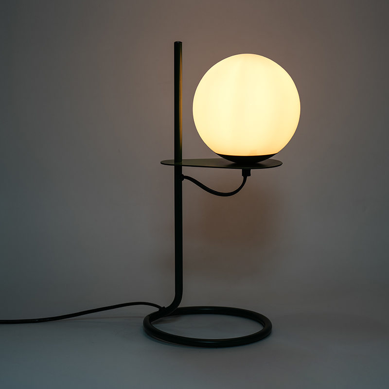 Simple speculum pila mensam lucerna