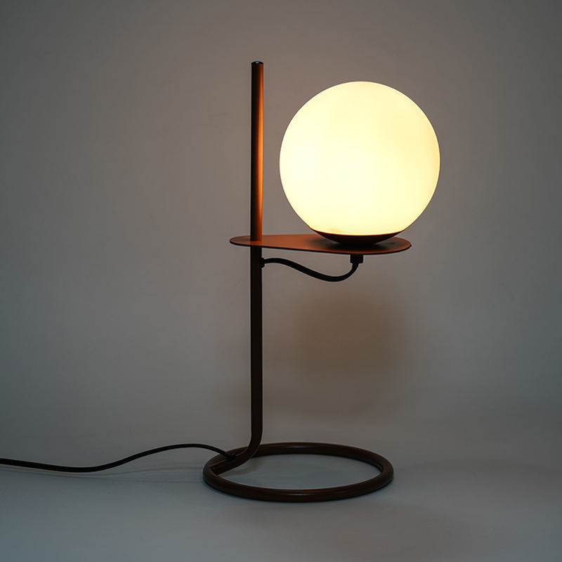 Simple speculum pila mensam lucerna